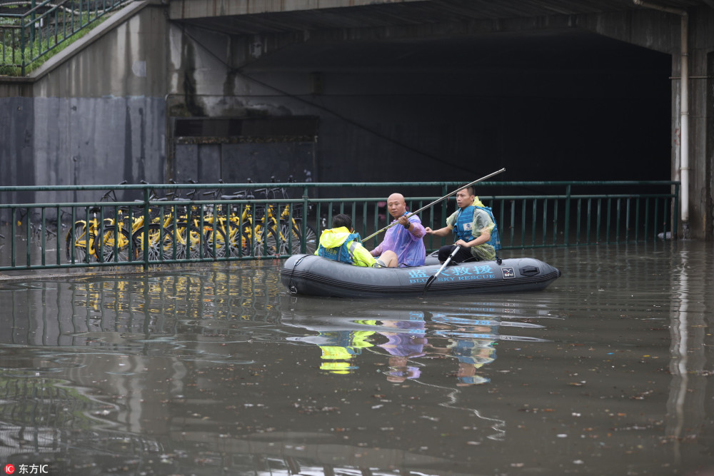 北京回龙观暴雨城铁桥下多车被淹 划皮艇出动