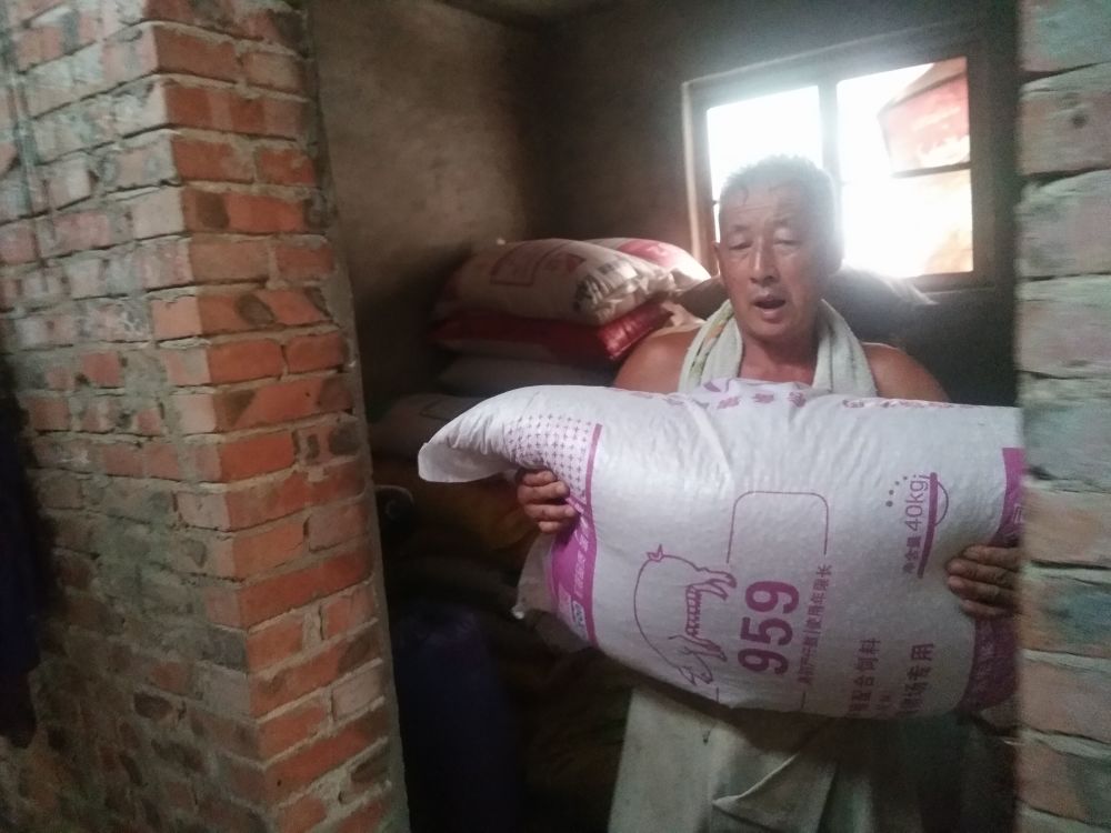 爷爷喂猪外婆卖菜爸爸搬砖,为救重症儿全家一