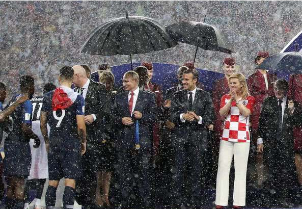 克罗地亚女总统宁愿淋雨不打伞,也要挨个拥抱