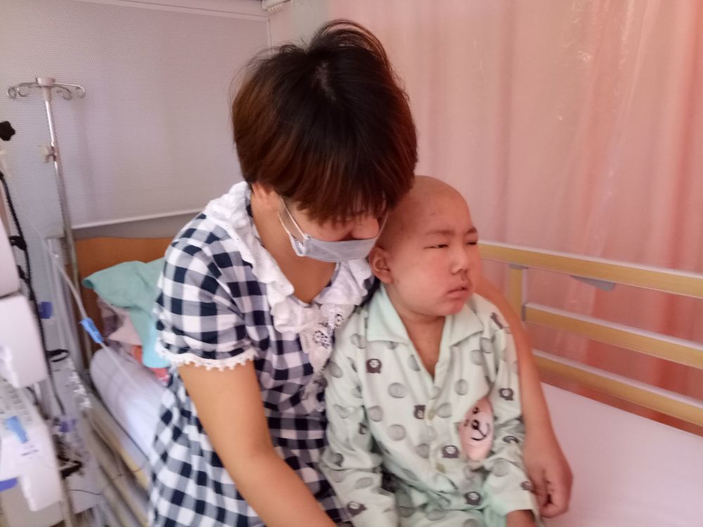 爷爷喂猪外婆卖菜爸爸搬砖,为救重症儿全家一