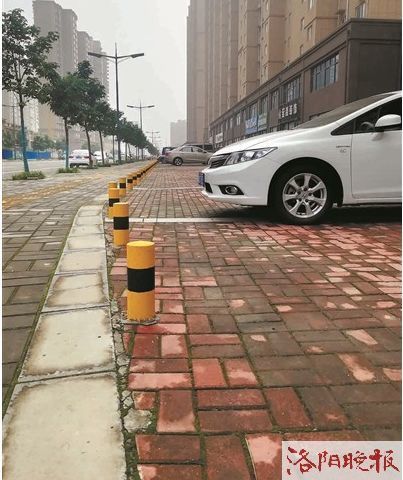 洛阳一小区外围广场要改成收费停车场,遭业主