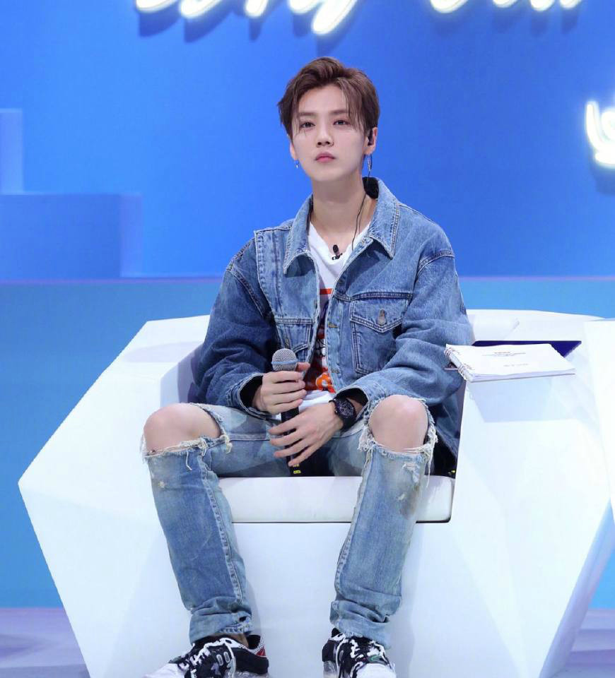 告别卷发不再撞脸蔡徐坤,鹿晗新发型太赞,网友