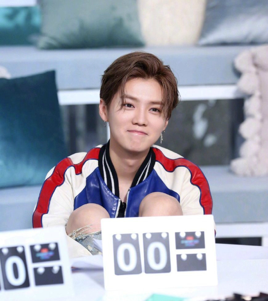 告别卷发不再撞脸蔡徐坤,鹿晗新发型太赞,网友