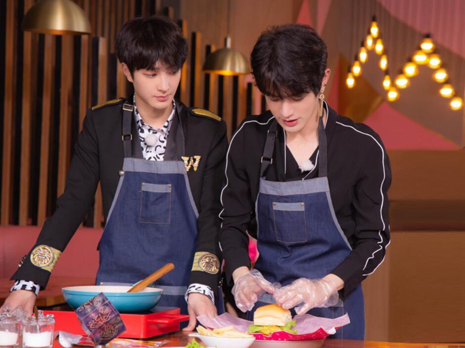 左其铂当大厨馋坏摄影师 朱云龙却只顾“撩”美女