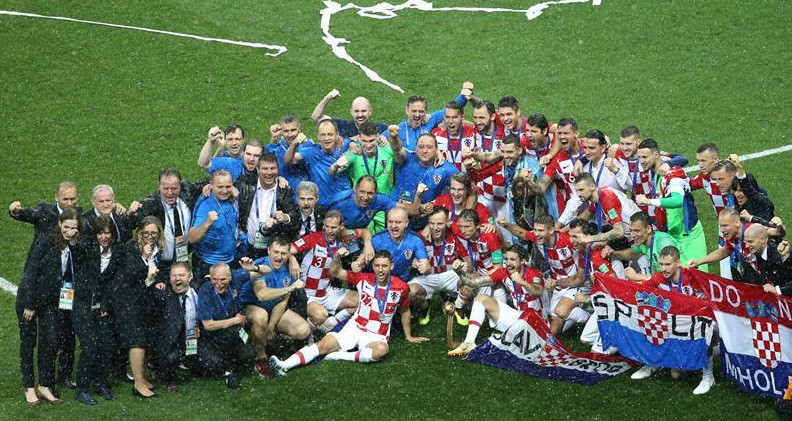 克罗地亚球队回国受热烈欢迎!群众欢呼鼓舞!要