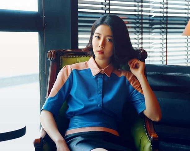 李溪芮不要太会穿,皮裤穿得比邓紫棋好看太多