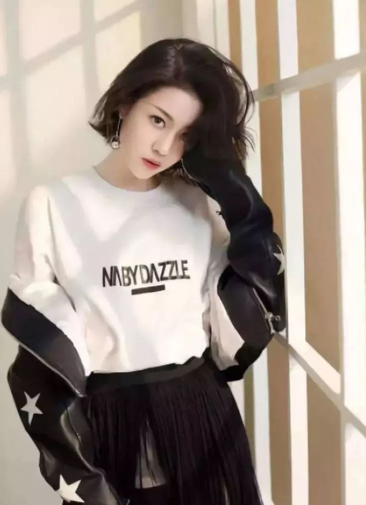 李溪芮不要太会穿,皮裤穿得比邓紫棋好看太多