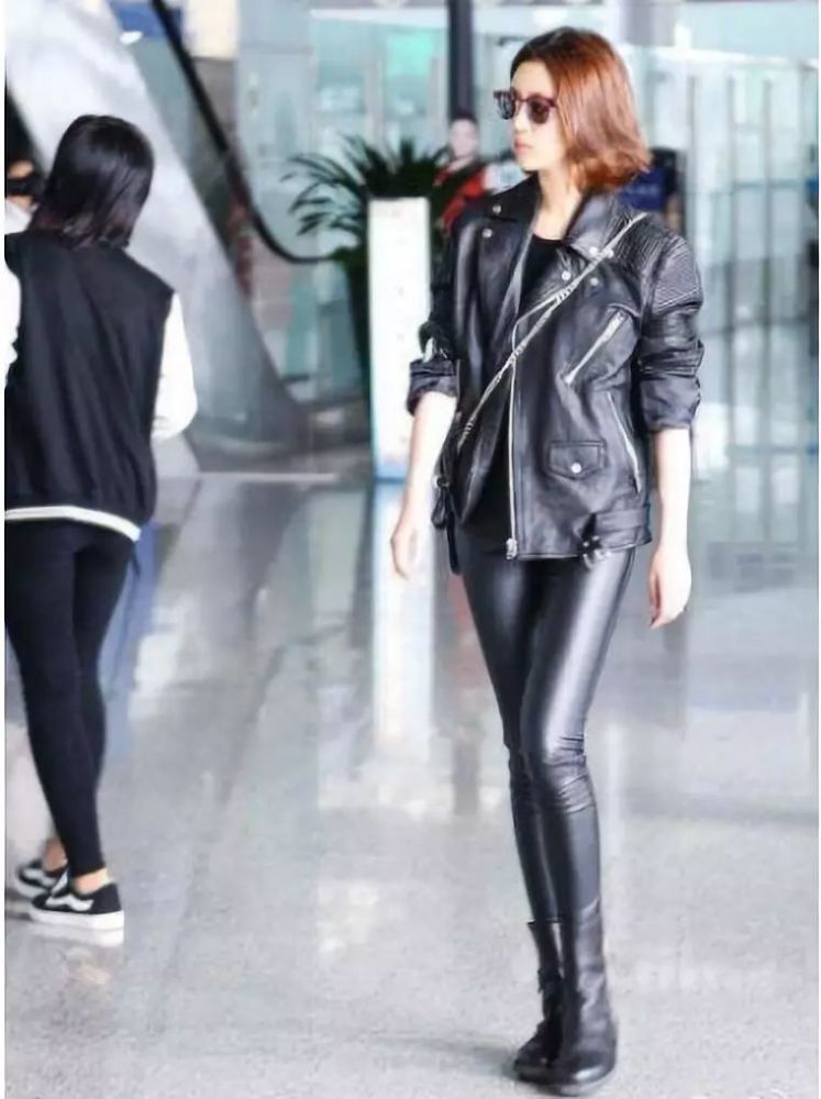 李溪芮不要太会穿,皮裤穿得比邓紫棋好看太多