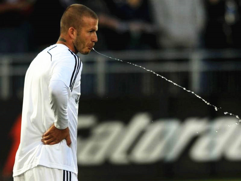 足球运动员喝了水后,为啥又立刻吐出来?原来还