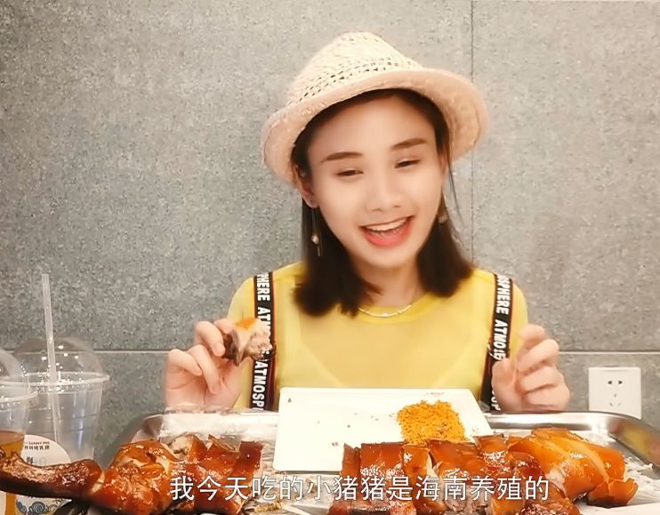 吃播密子君吃烤乳猪,只有40天大,吃到最后,老板