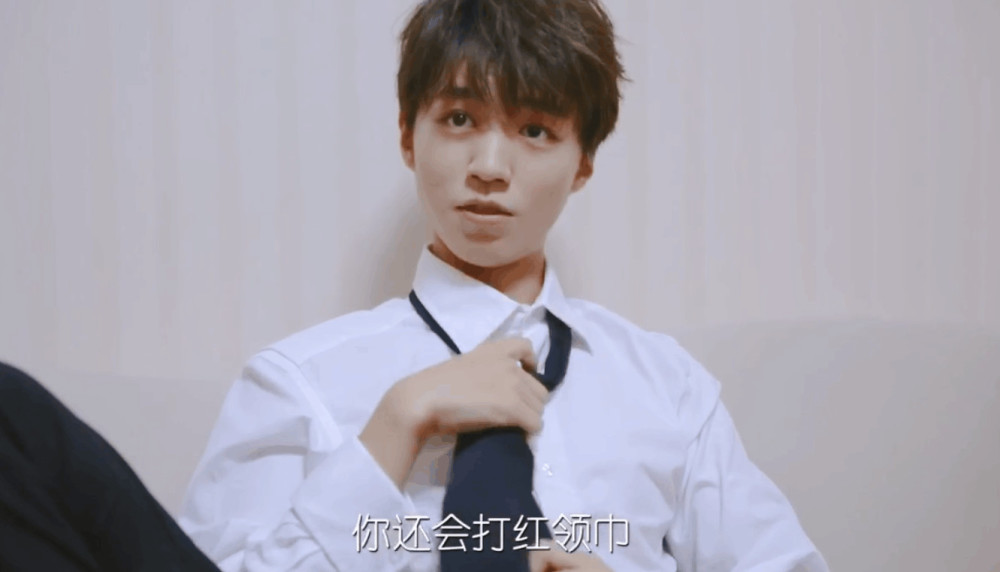 王俊凯学打领带,双膝过肩坐姿瞩目,粉丝:求你去