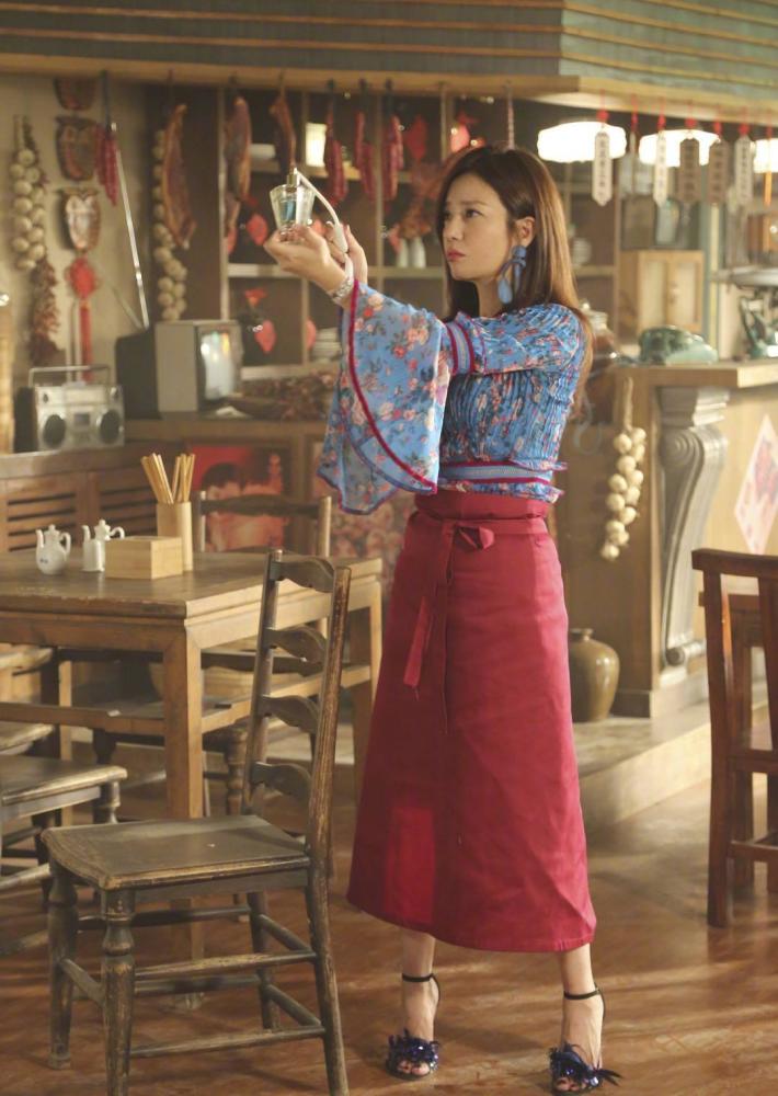 赵薇晒《中餐厅2》照片,丸子头小V脸,侧颜美翻