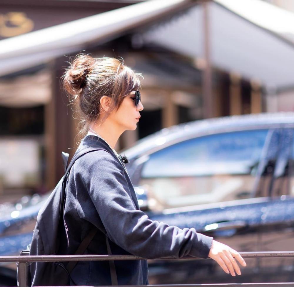 赵薇晒《中餐厅2》照片,丸子头小V脸,侧颜美翻