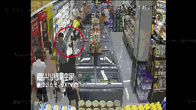 一家三口逛超市 女儿手上20多克的金手镯被掳走