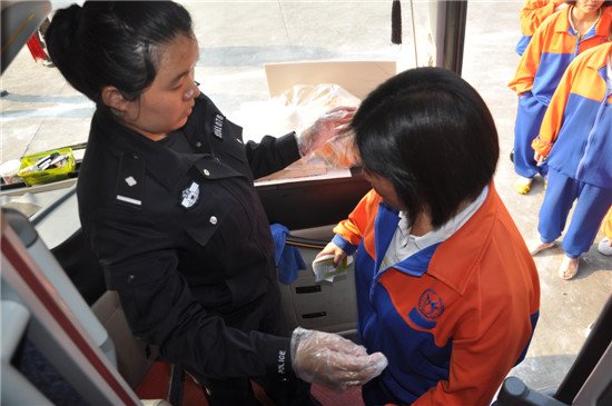 四川女子戒毒所搬家 特警押解