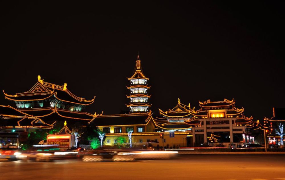 作为无锡的地标性建筑 无锡人去大多数都是为了吃吃吃 以及陪