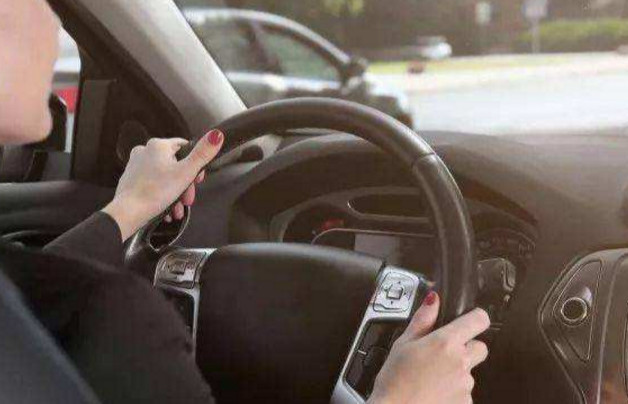 开手动挡车很累?老司机用这种方式开车秒变自动挡!