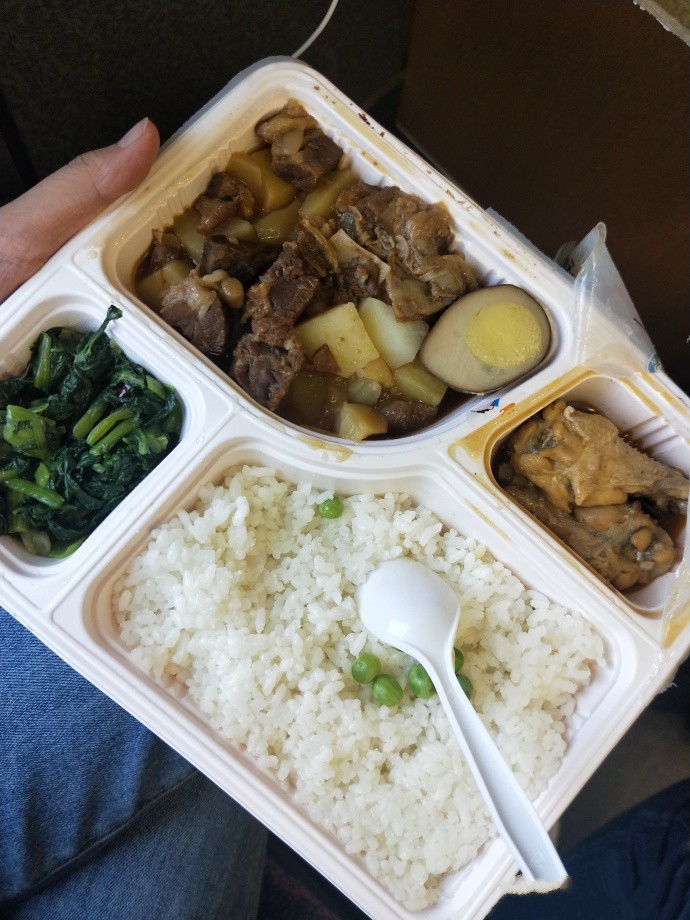 高铁盒饭对比测评，看完台湾和日本的高铁盒饭，内地网友伤心了