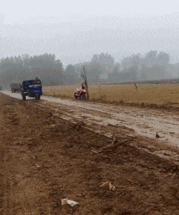 搞笑gif图:大哥你这破车可以撩一车妹子,也是厉害了!