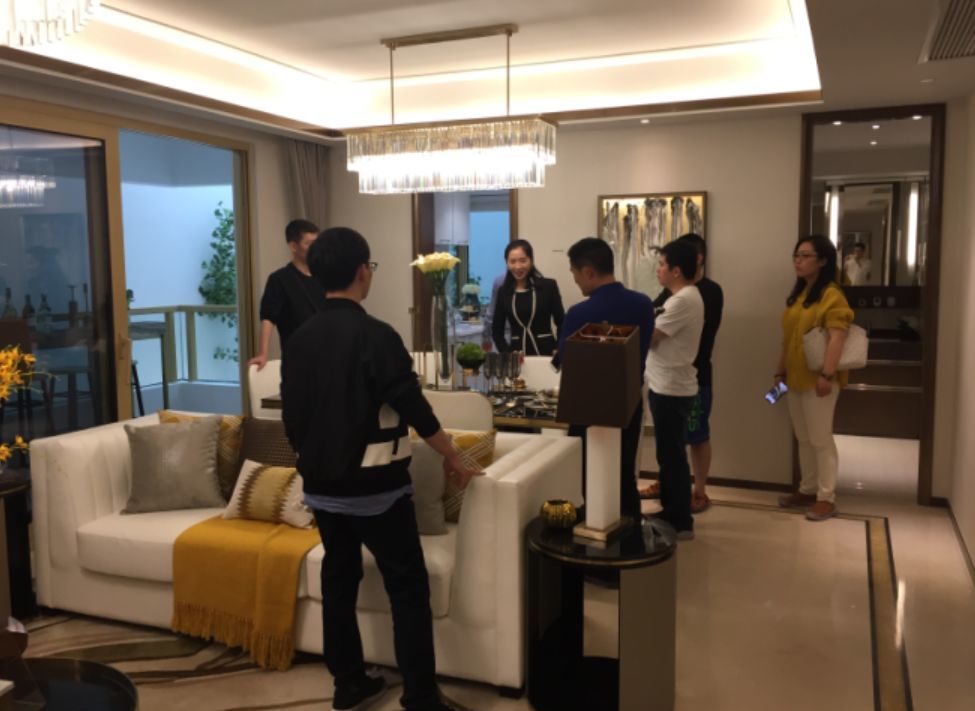 跟随房企老总_鸿星尔克老总图片
