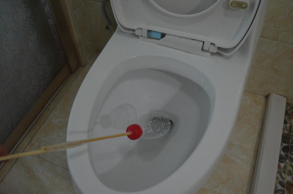 马桶堵塞不用愁,教你用一个塑料瓶疏通