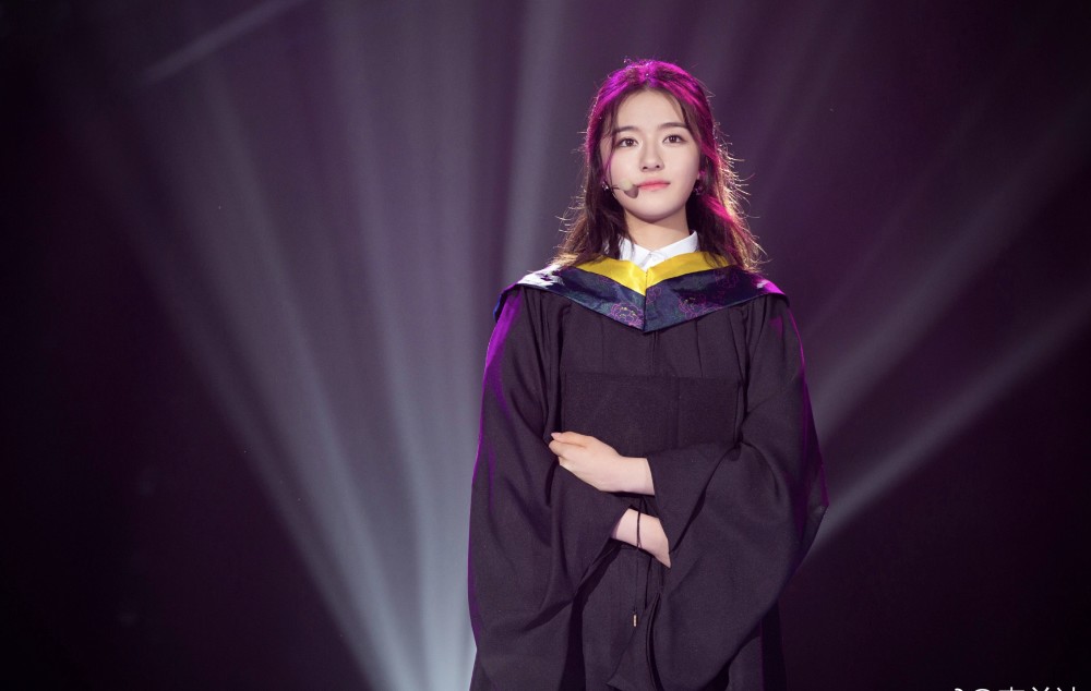 大一新生李兰迪晒与中戏合影,造型低调尽显休