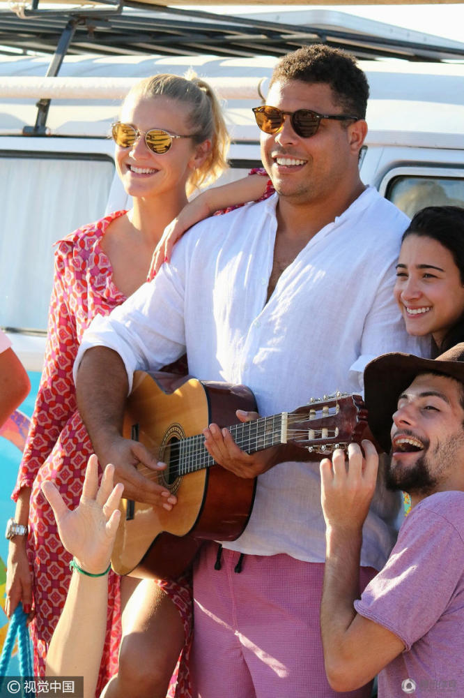 罗纳尔多携超模女友度假 两人形影不离_腾讯网