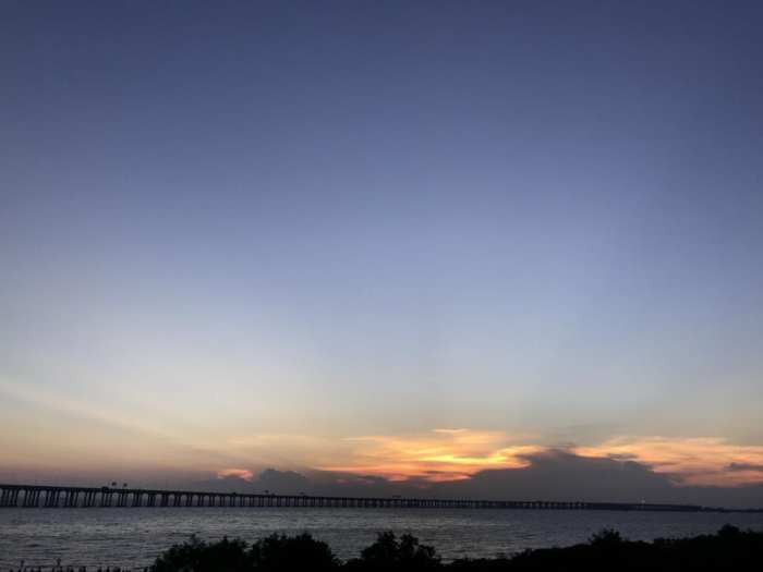 傍晚美妙的海边风景,那一抹白影迷人!