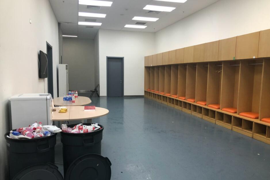 学习日本队!上港赛后打扫更衣室+给鲁能留感谢