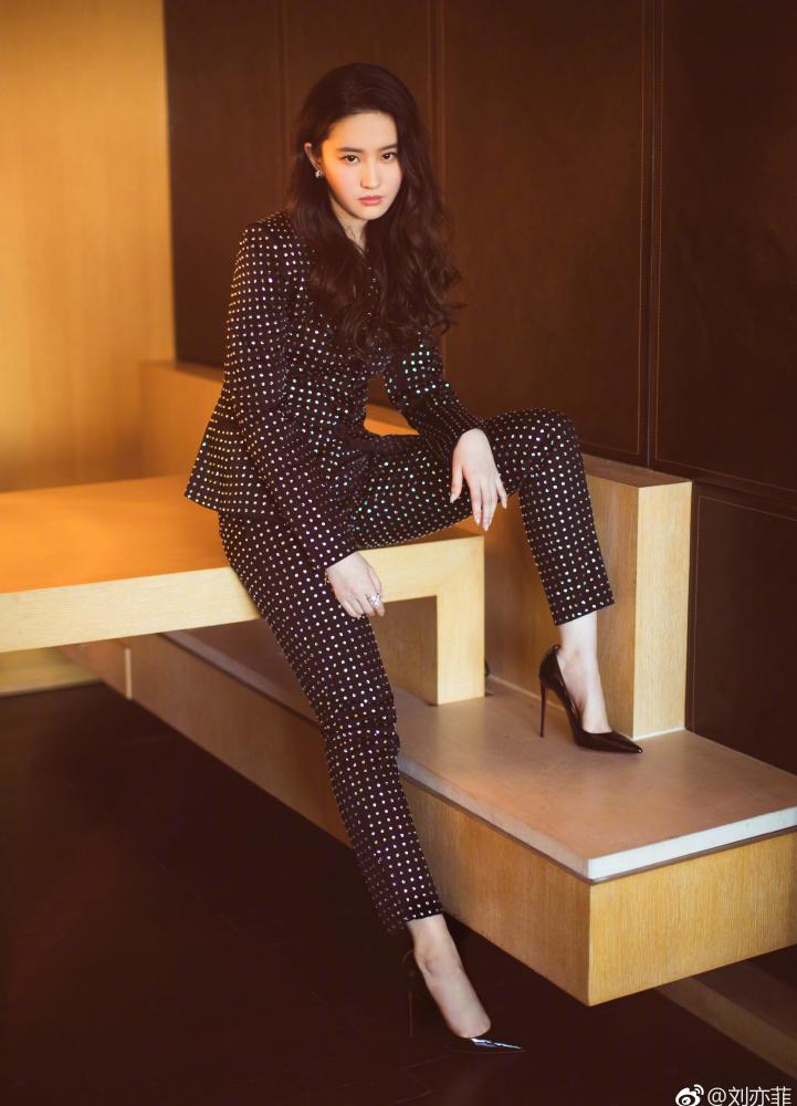 刘亦菲原来男人起来,都这么帅气,完全碾压一群小鲜肉