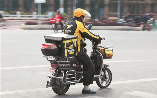 外卖小哥撞豪车 车主要求赔偿 不料在小哥摘下头盔后立马下跪 看点快报