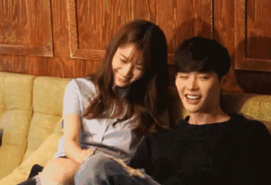 这剧刚上的时候,观众都觉得她和李钟硕的cp感超级强,甜蜜的呢.