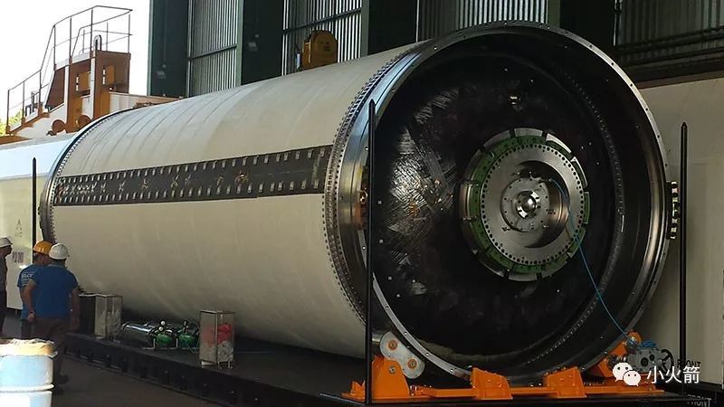 4米!世界最大固体火箭发动机点火成功,差距又拉