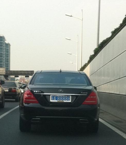 曾接待过成龙,张国荣,车牌5个8,90年代挂奥迪a8,如今换了两辆奔驰s级