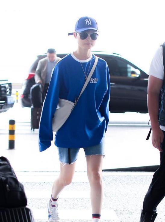 张靓颖和李宇春现身机场,她强势中又透漏着浪