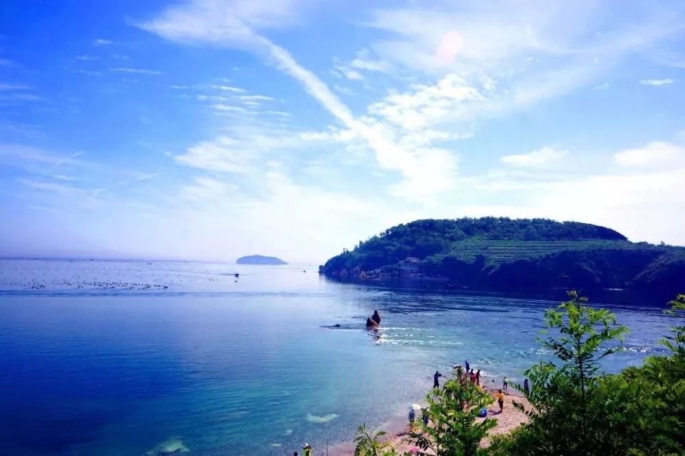 海水一望无际的清澈,湛蓝颜色看上去会非常舒服,山环抱,海环绕,一幅山