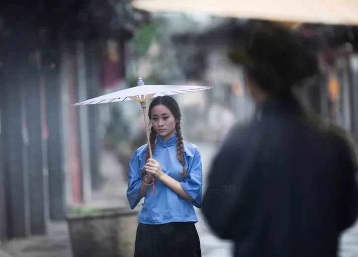 曾几何时 那江南的雨巷 那油纸伞下丁香般的女子 成了我的向往 时常在