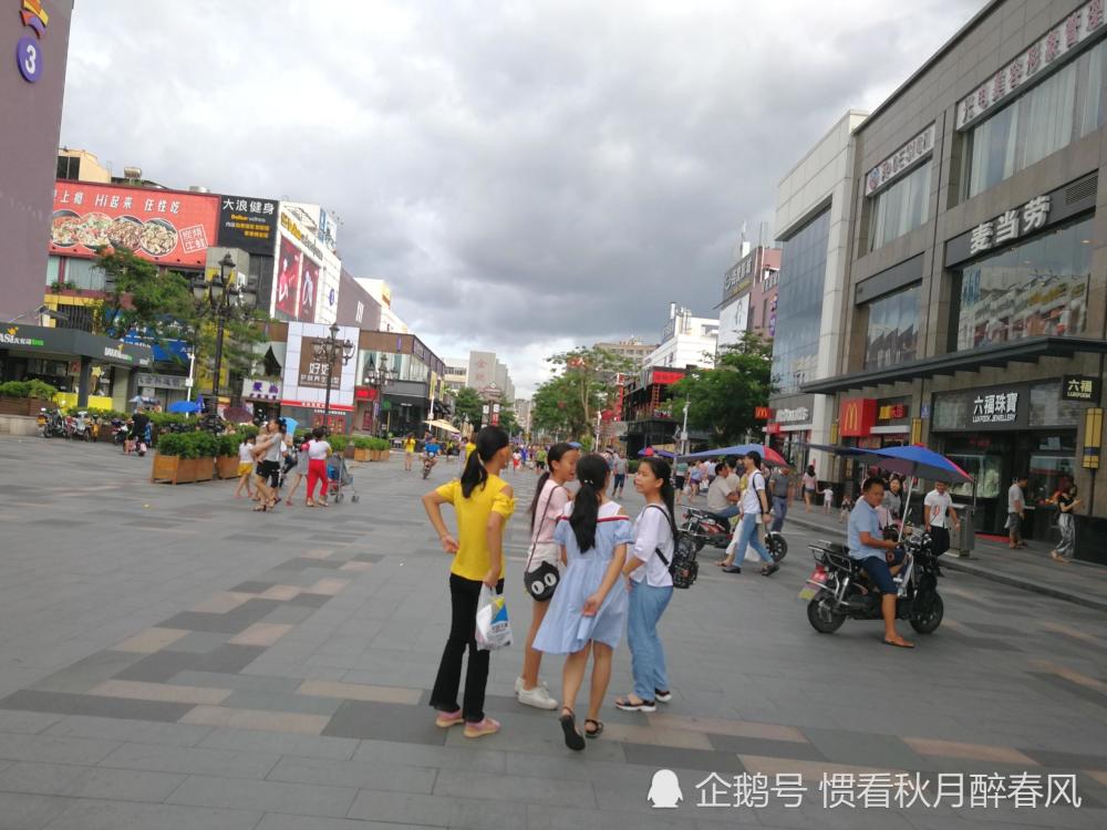 走进深圳大浪商业中心,这是无数打工者经常去的步行街