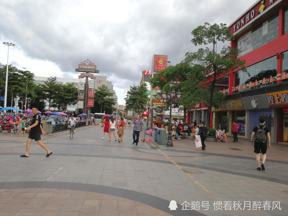 走进深圳大浪商业中心,这是无数打工者经常去的步行街