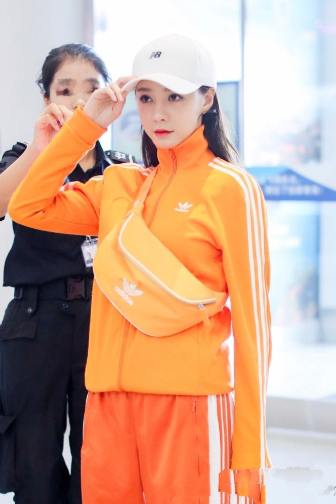 她和杜海涛也是被大家所诟病,这次沈梦辰一身橙色的衣服现身机场,还捂
