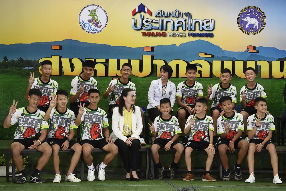 泰国少年足球队会见传媒:这次经历让我们更坚
