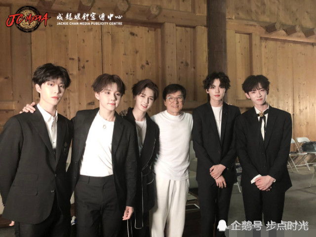 成龙与乐华七子NEXT合影,范丞丞的眼神很犀利