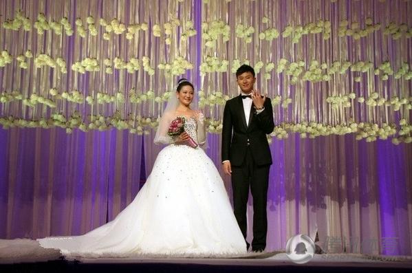 背后女强人:孔卡爱妻PK郜林媳妇_学生时代体育