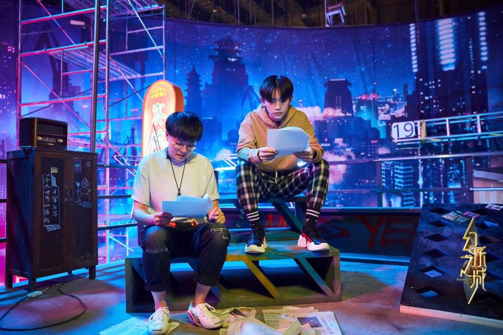 《幻乐之城》发布易烊千玺宣传片 奇幻少年探