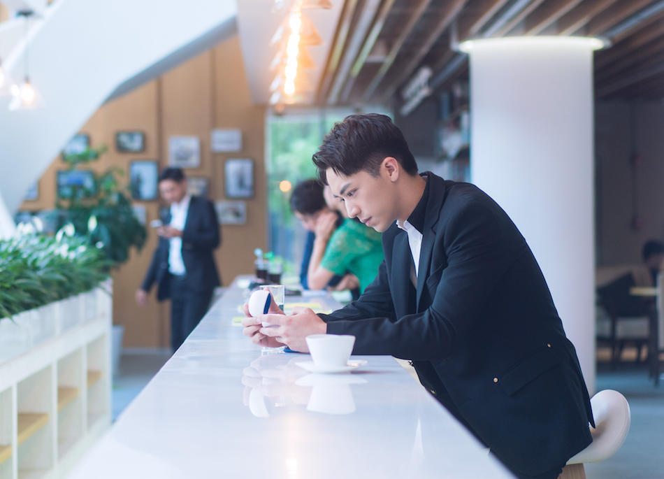 许魏洲《爱情进化论》官宣定档 首部电视剧挑