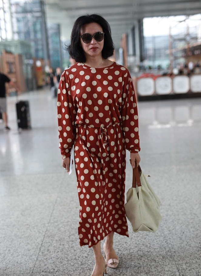 50岁的金星厉害了!挑战赵薇陶虹同穿波点裙