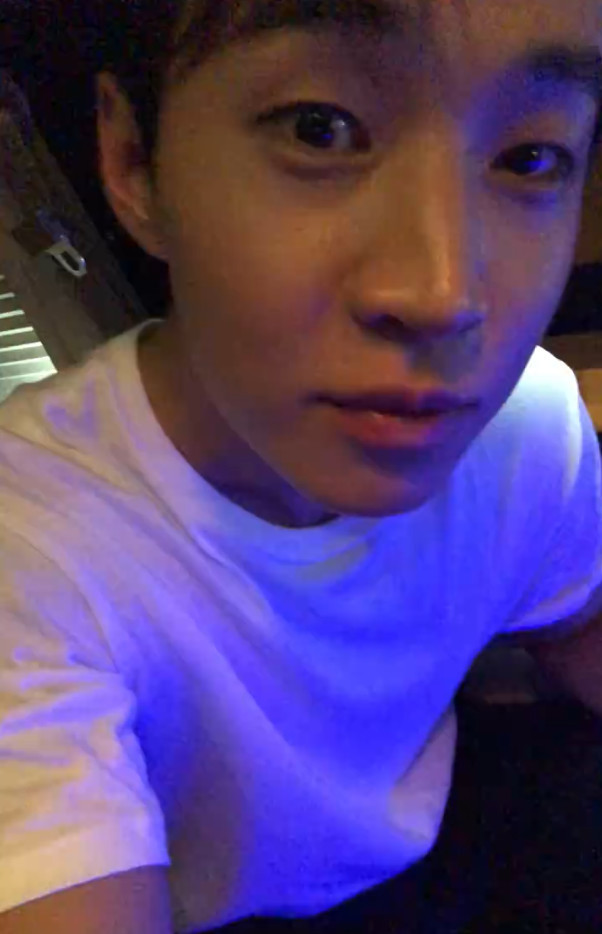 刘宪华深夜直播粉丝福利,不开美颜皮肤依然细