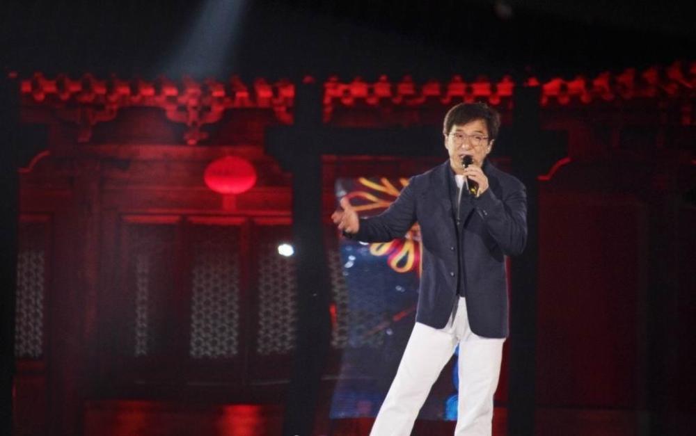 成龙发文为唱歌跑调道歉：愧对来现场的朋友们