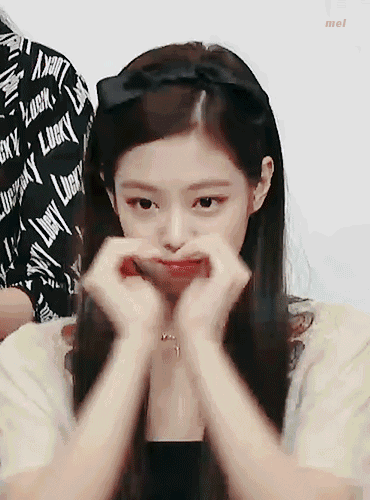 行走的发箍种草机jennie 戴上蝴蝶结发箍! 可爱值瞬间加满!
