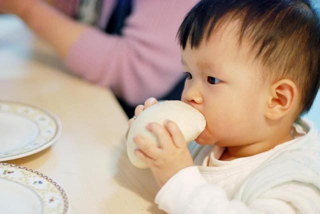 宝宝多大可以吃大人饭?妈妈容易晚,奶奶容易早